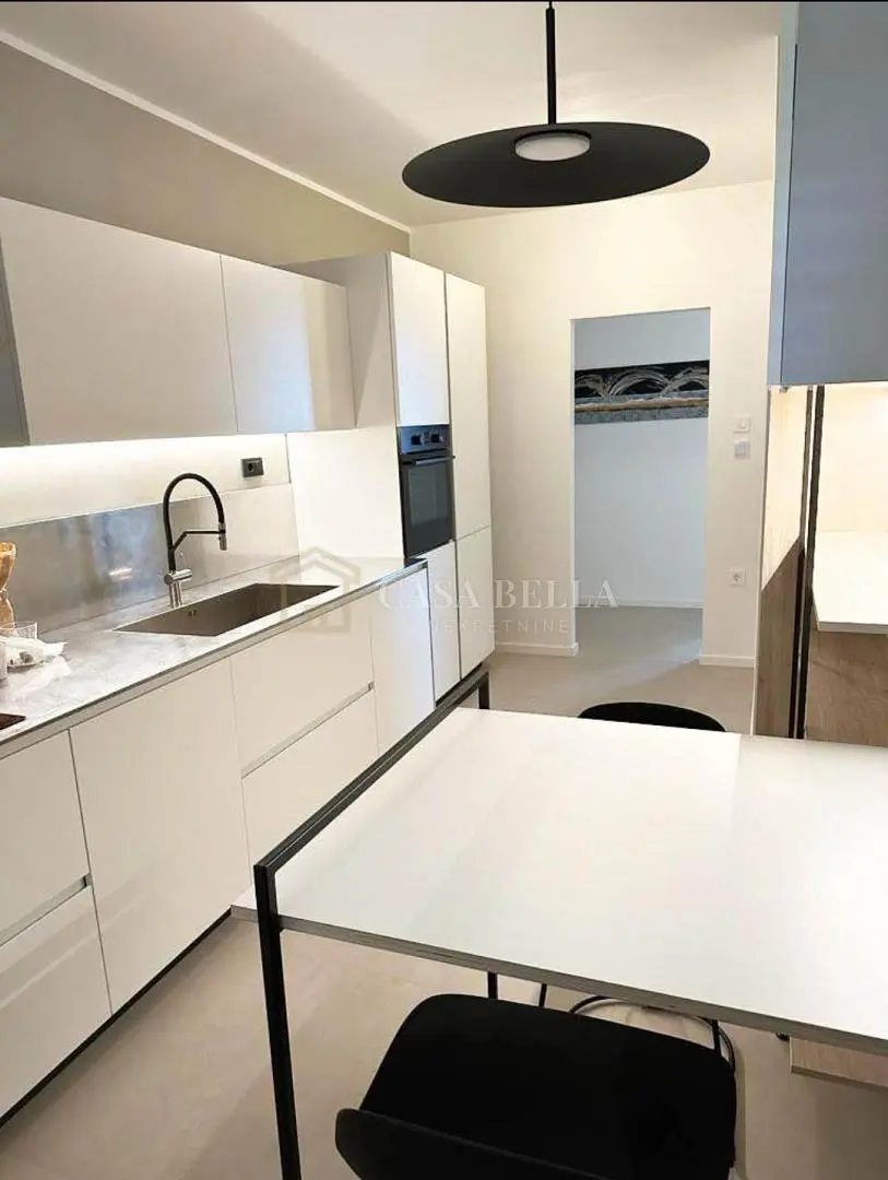 Kuhinja; kuhinjski aparati, moderni stil, renoviran, prirodno svjetlo