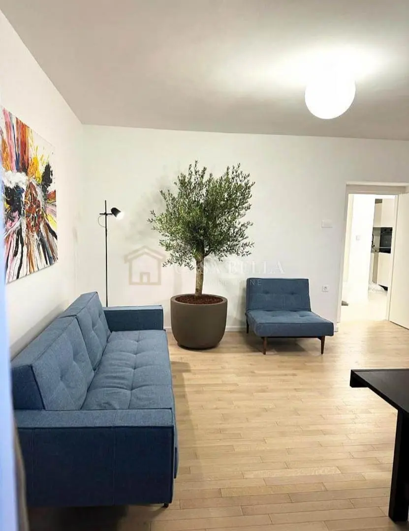 Dnevna soba; drveni pod, prirodno svjetlo, moderni stil