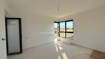 Outro; vista, chão de azulejo, luz natural, precisa de renovação