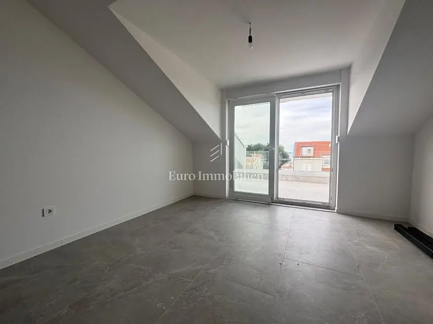 Остало; плочице, поглед, природно светло