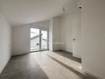 Дневна соба; плочице, поглед, природно светло