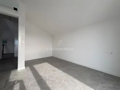 Спаваћа соба; плочице, природно светло