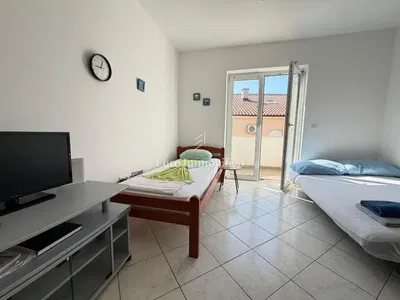 Spavaća soba; pločice, prirodno svjetlo, pogled