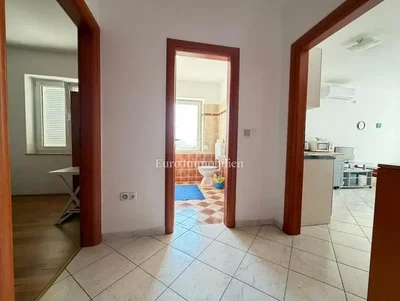 Kuhinja; pločice, kuhinjski aparati, prirodno svjetlo