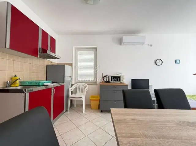 Cuisine; électroménager, carrelage, lumière naturelle