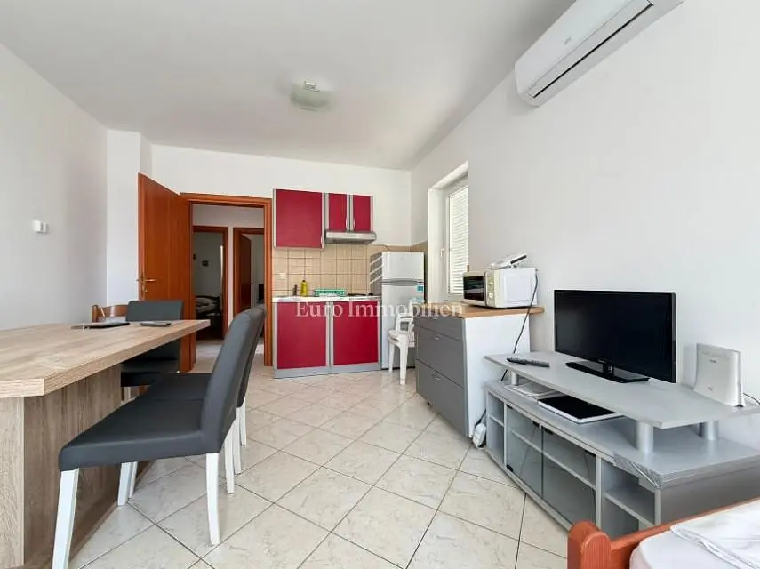 Dnevna soba; kuhinjski aparati, prirodno svjetlo, moderni stil