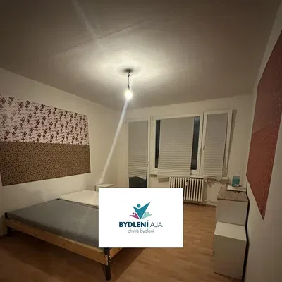 Spavaća soba; drveni pod, prirodno svjetlo, moderni stil