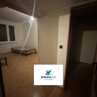 Spavaća soba; drveni pod, prirodno svjetlo, potrebna renovacija