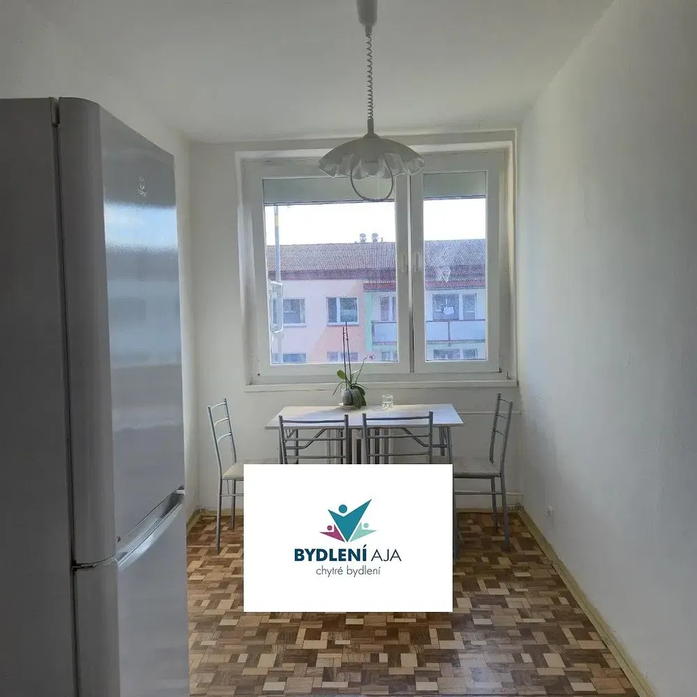 Kuchyně; výhled, dřevěná podlaha