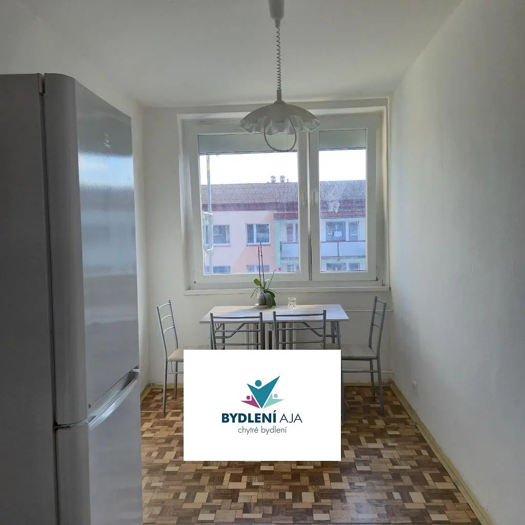 Kuchyně; výhled, dřevěná podlaha