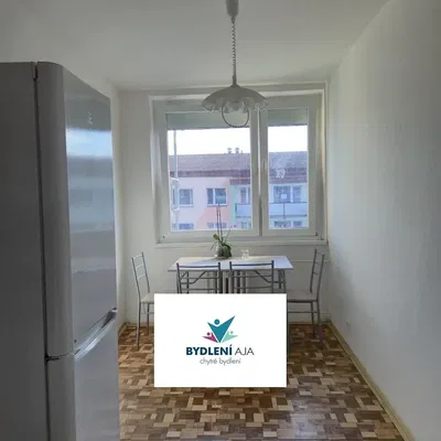 Kuchyně; výhled, dřevěná podlaha