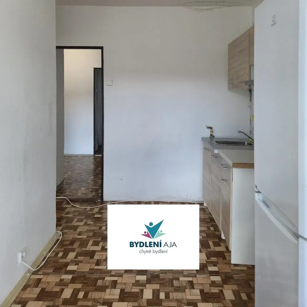 Kuchyně; dřevěná podlaha, nutná rekonstrukce