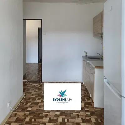 Kuchyně; dřevěná podlaha, nutná rekonstrukce