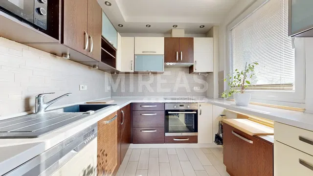 Cucina; elettrodomestici, luce naturale, stile moderno, pavimento in piastrelle, ristrutturato