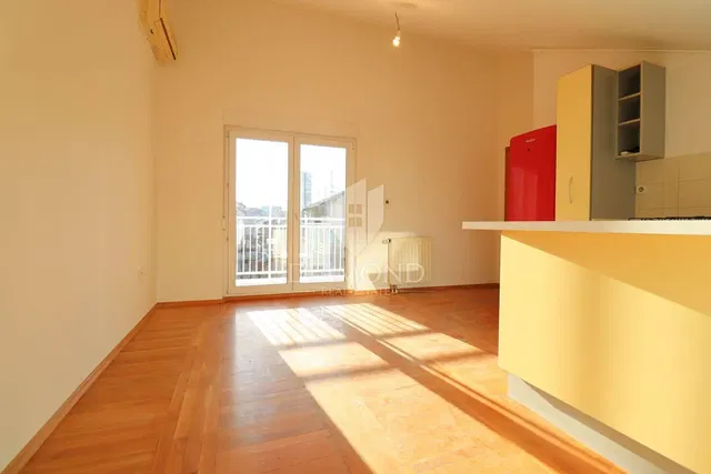 Salon; vue, parquet, lumière naturelle