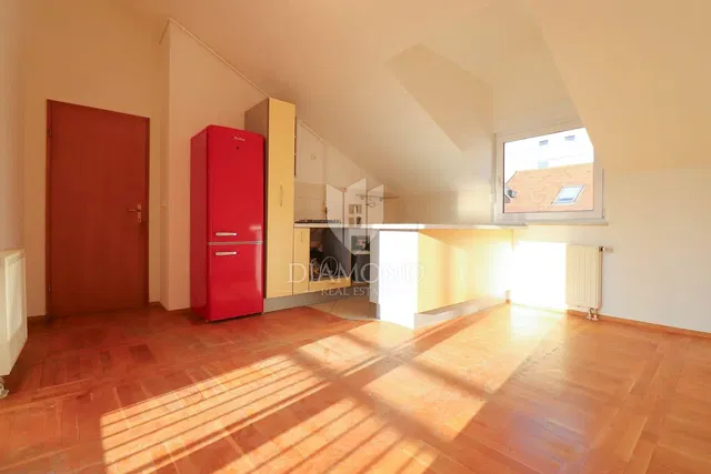 Cuisine; vue, lumière naturelle, parquet