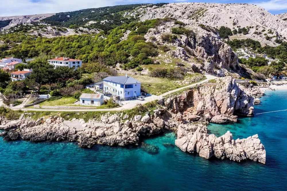 Kuća i okolina; pogled