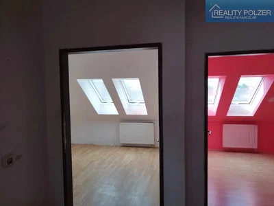 Çocuk odası; ahşap zemin, doğal ışık