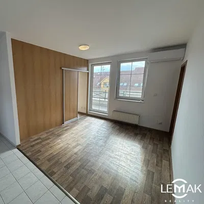 Schlafzimmer; holzboden, blick, tageslicht, renoviert