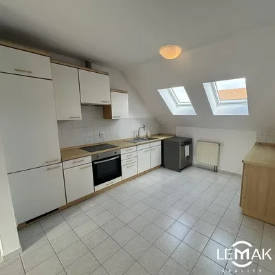 Küche; küchengeräte, fliesenboden, tageslicht