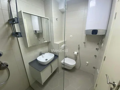 Badezimmer; warmwasserbereiter, fliesenboden, renoviert, tageslicht, moderner stil