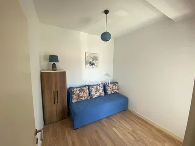 Wohnzimmer; holzboden, tageslicht, moderner stil