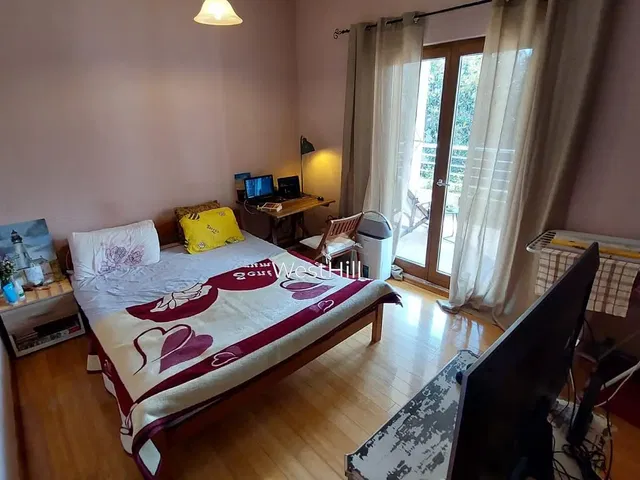 Schlafzimmer; holzboden, tageslicht