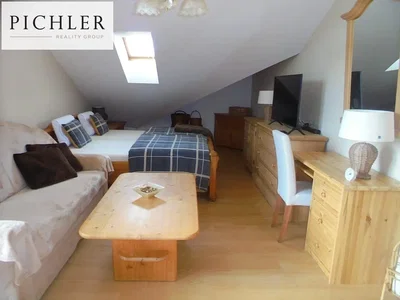 Schlafzimmer; holzboden, tageslicht, rustikaler stil