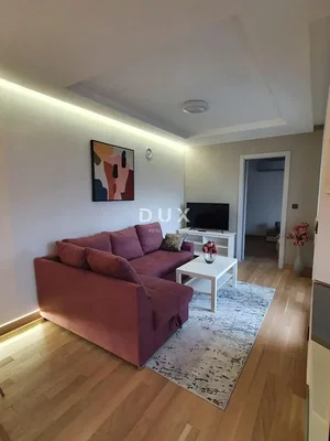 Obývací pokoj; moderní styl, přirozené světlo, dřevěná podlaha