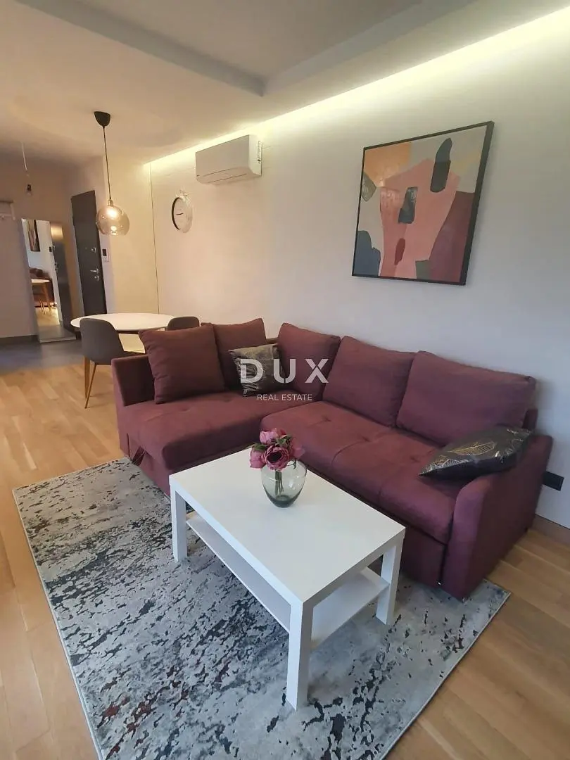 Obývací pokoj; moderní styl, přirozené světlo, dřevěná podlaha