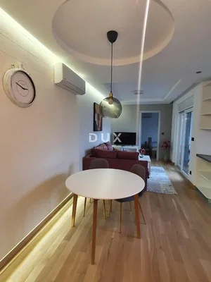 Obývací pokoj; moderní styl, dřevěná podlaha, přirozené světlo