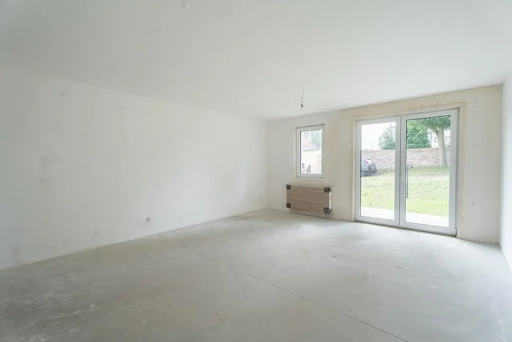 Salon; lumière naturelle, nécessite rénovation, vue