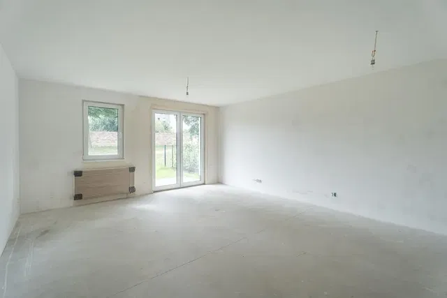 Wohnzimmer; tageslicht, renovierungsbedürftig