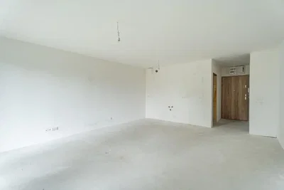 Salon; nécessite rénovation, lumière naturelle