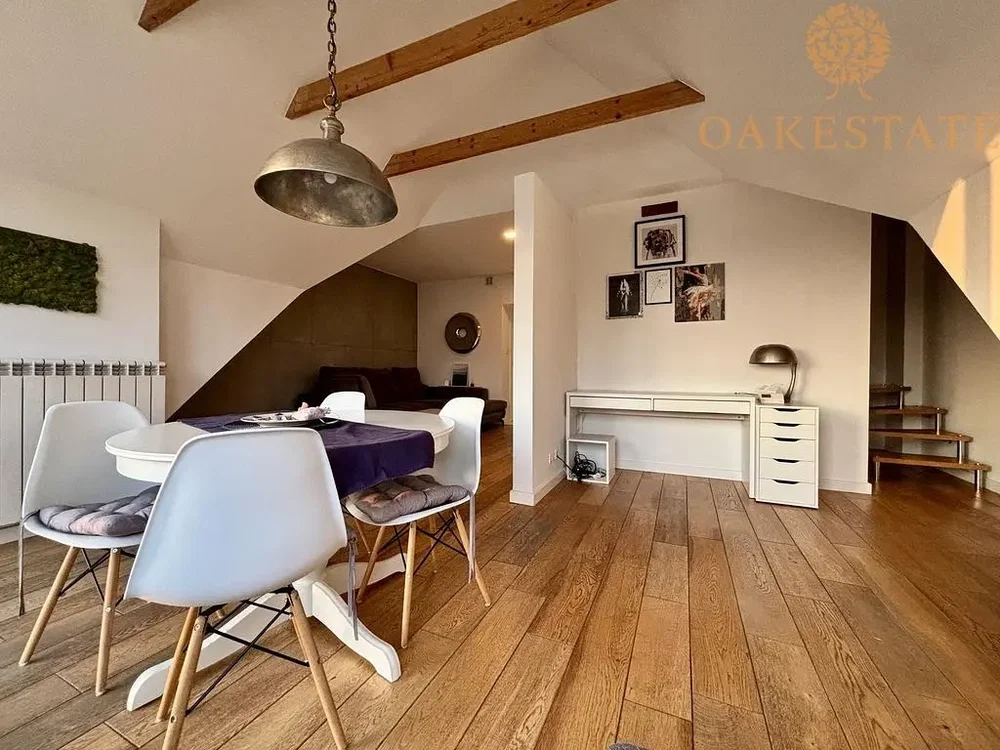 Oturma odası; ahşap zemin, doğal ışık