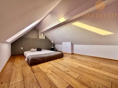 Yatak odası; ahşap zemin, doğal ışık