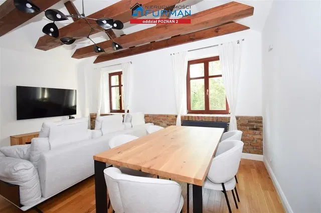 Living room; wood beams, wood floor, natural light, modern style