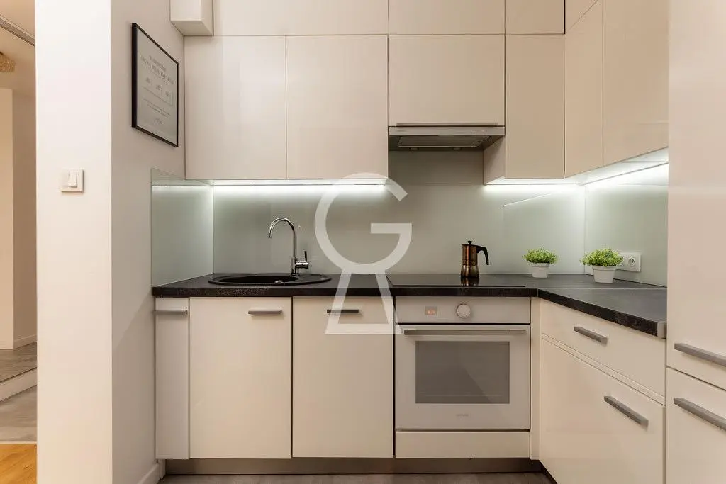 Mutfak; mutfak aletleri, doğal ışık, modern stil