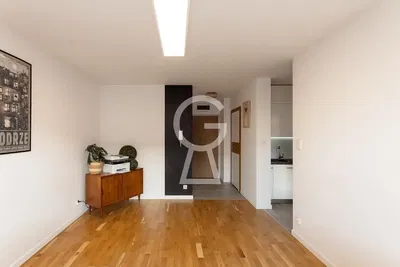 Oturma odası; ahşap zemin, doğal ışık