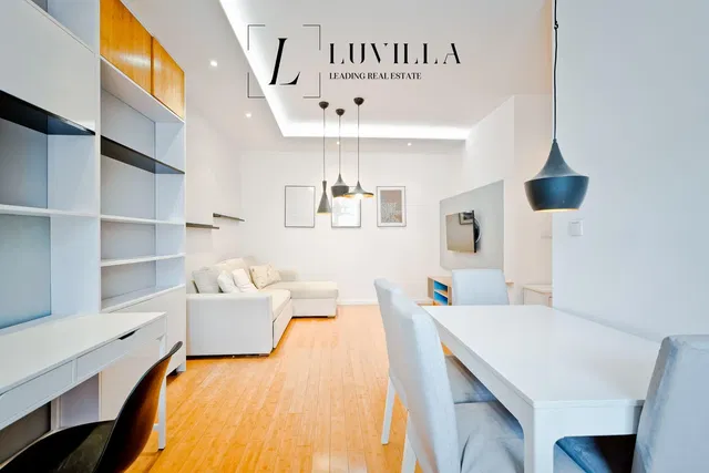 Living room; wood floor, natural light, modern style