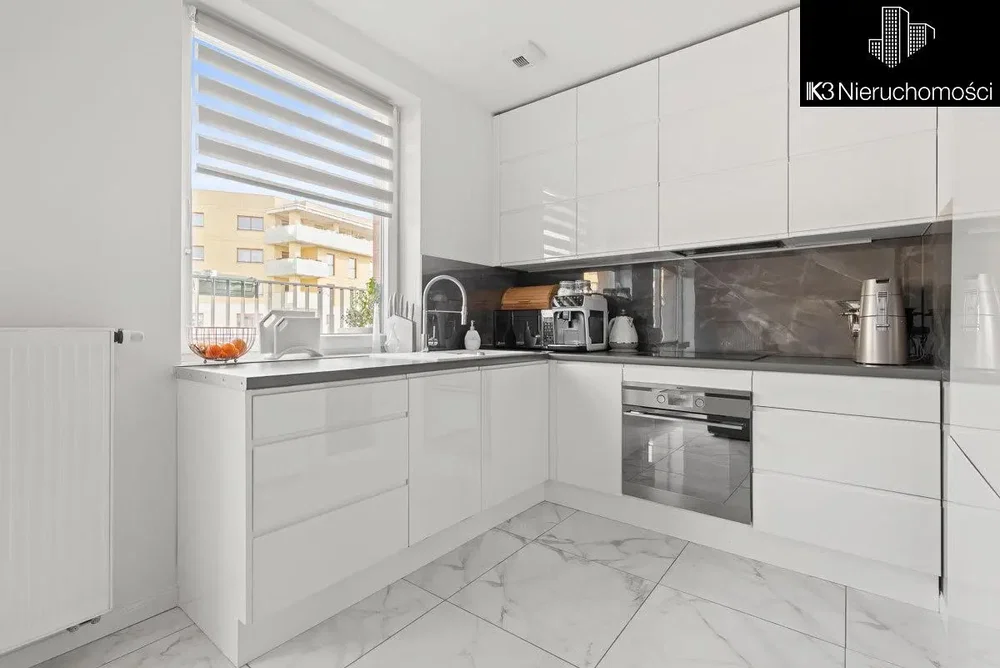 Cuisine; électroménager, carrelage, vue, lumière naturelle, style moderne