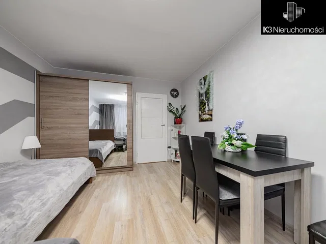 Slaapkamer; houten vloer, natuurlijk licht, moderne stijl