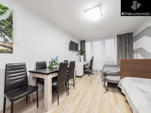 Slaapkamer; houten vloer, natuurlijk licht, moderne stijl