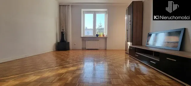 Woonkamer; houten vloer, natuurlijk licht, uitzicht