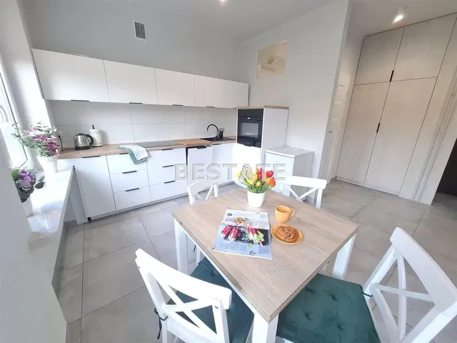 Keuken; keukenapparatuur, natuurlijk licht, moderne stijl, tegelvloer