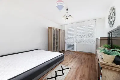 Schlafzimmer; holzboden, tageslicht