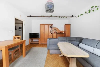 Wohnzimmer; holzboden, tageslicht, moderner stil