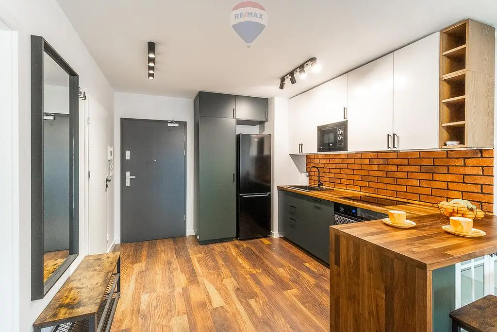 Cuisine; électroménager, parquet, lumière naturelle, style moderne
