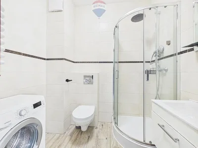 Badezimmer; fliesenboden, tageslicht, renoviert