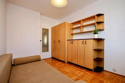 Schlafzimmer; holzboden, tageslicht